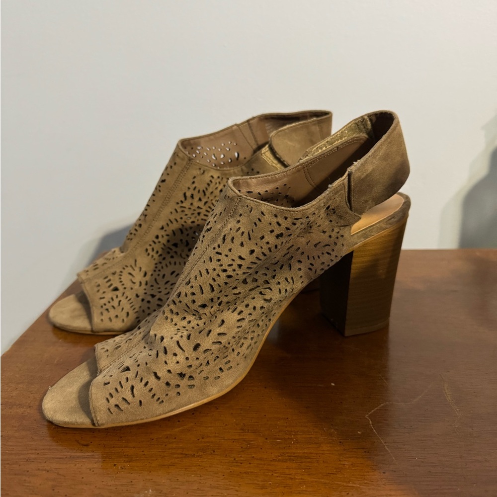 Women's Big Buddha faux suede laser cut peep toe sandal fall brown 11 boho